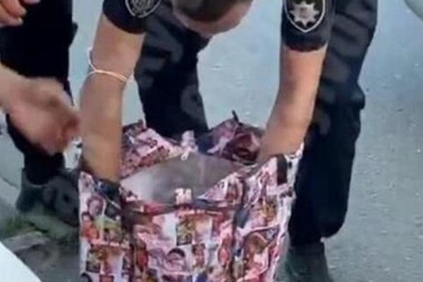 İki aylıq körpəni çantada apararkən polis saxladı - VİDEO