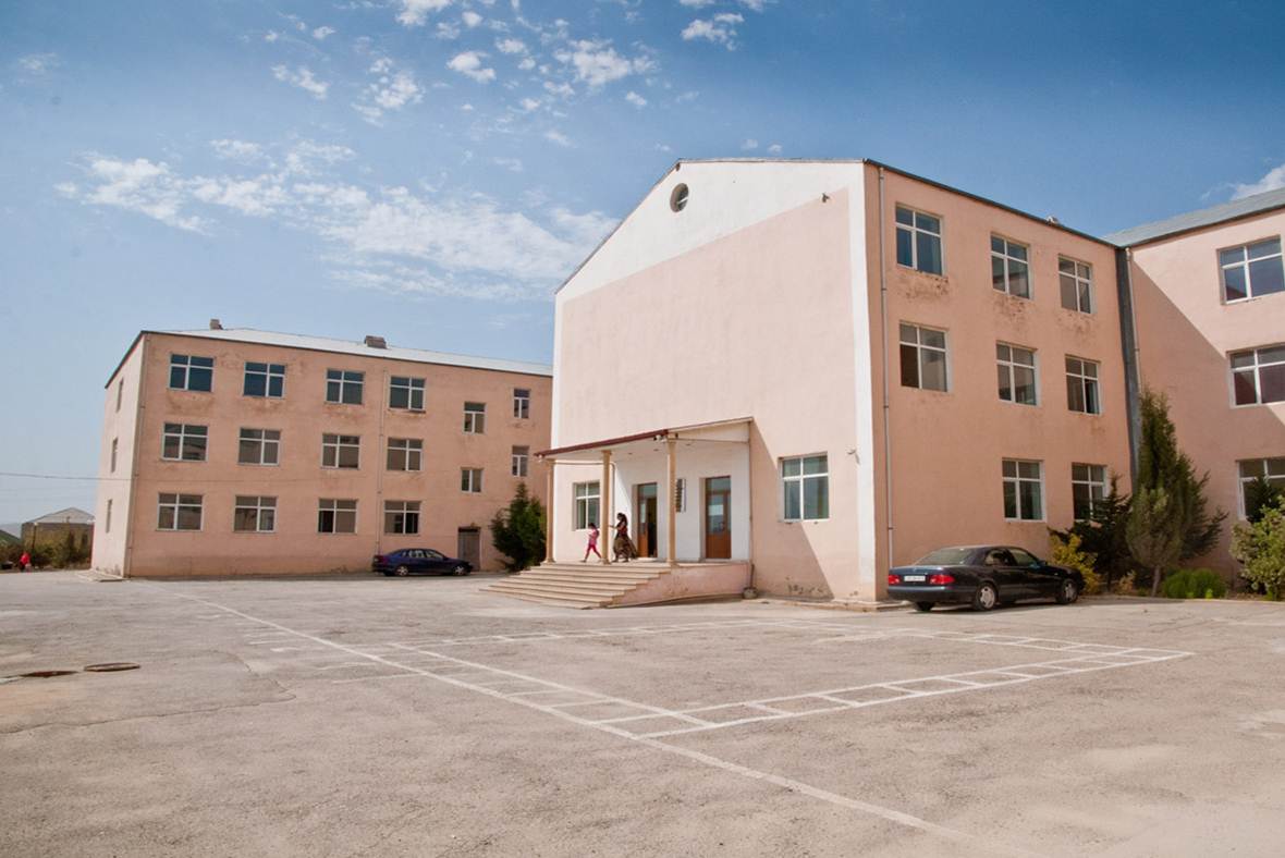 Bakıda IX sinif şagirdi 3-cü mərtəbədən YIXILDI