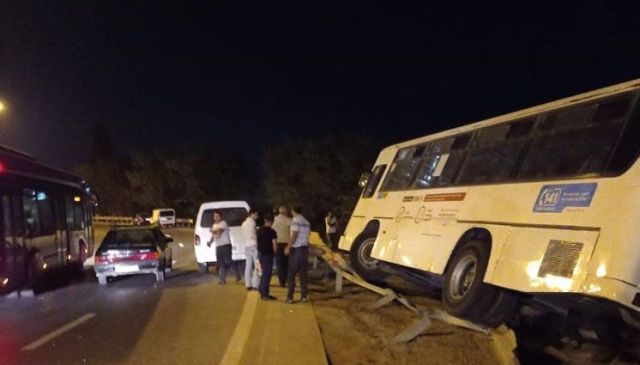 Bakıda avtobus qəzaya uğradı
