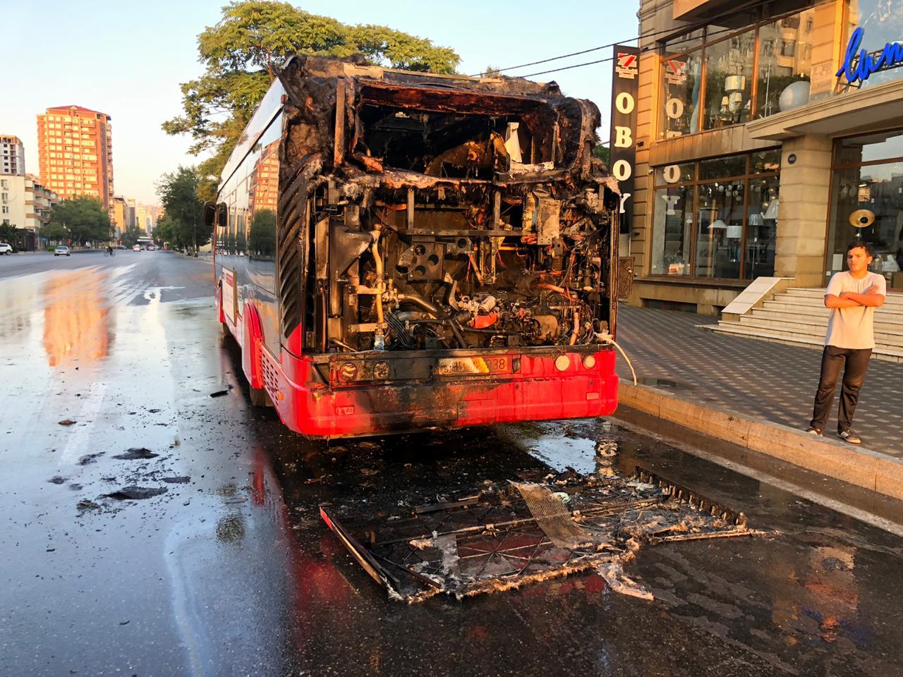 Bakıda sərnişin avtobusu YANDI