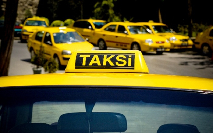 Sərnişin taksi sürücüsünü qarət etdi