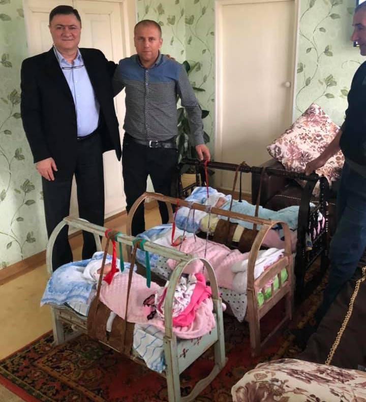 Deputat Aprel döyüşləri qazisinin üçəm uşaqlarının ad günündə - FOTO