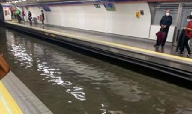 Leysan nəticəsində metro stansiyalarını su basıb