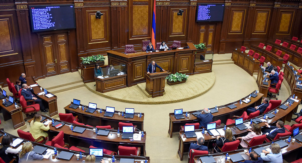 Ermənistanda deputat mandatdan imtina etdi