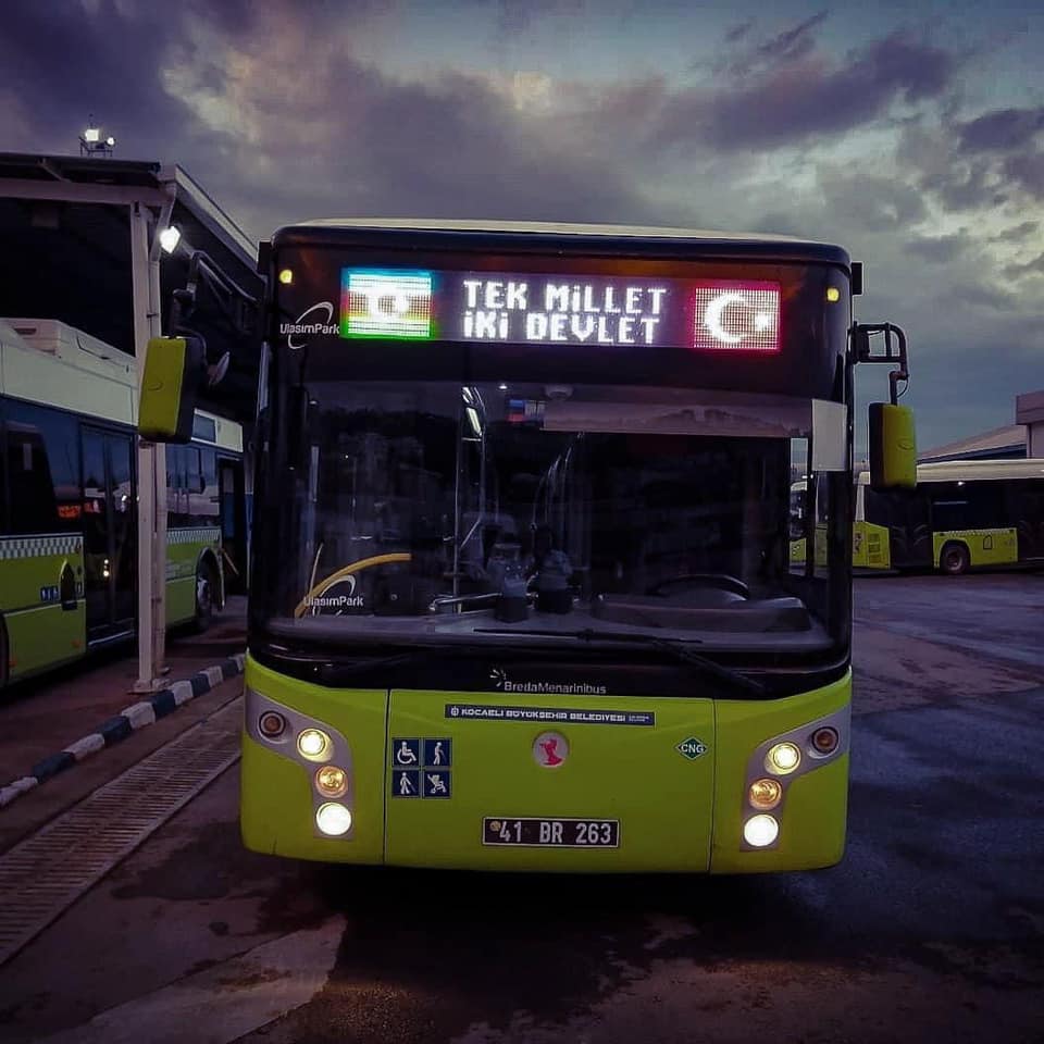 Türkiyə avtobuslarında ““Tək millət iki dövlət” şüarı-FOTO  