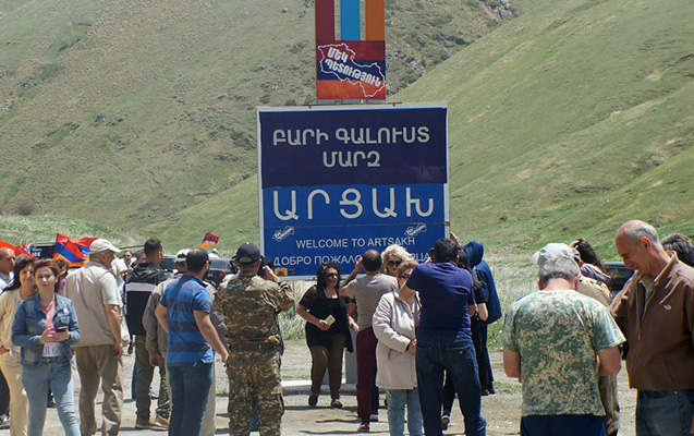 Ermənistan Qarabağa gedən yolları boşaldır