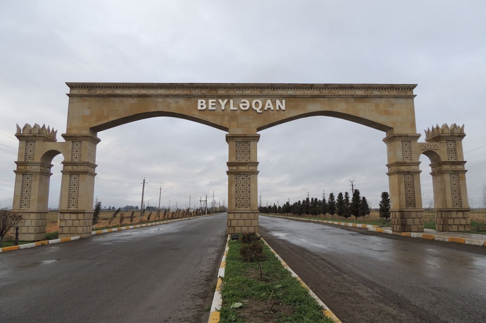 Beyləqan şəhəri düşmən atəşinə məruz qalır
