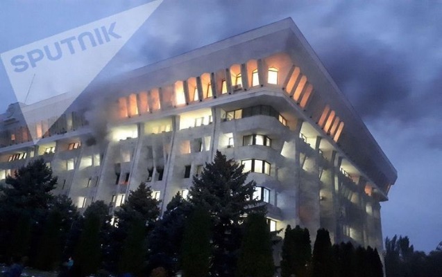 Qırğızıstan parlament binasında yanğın - FOTOLAR