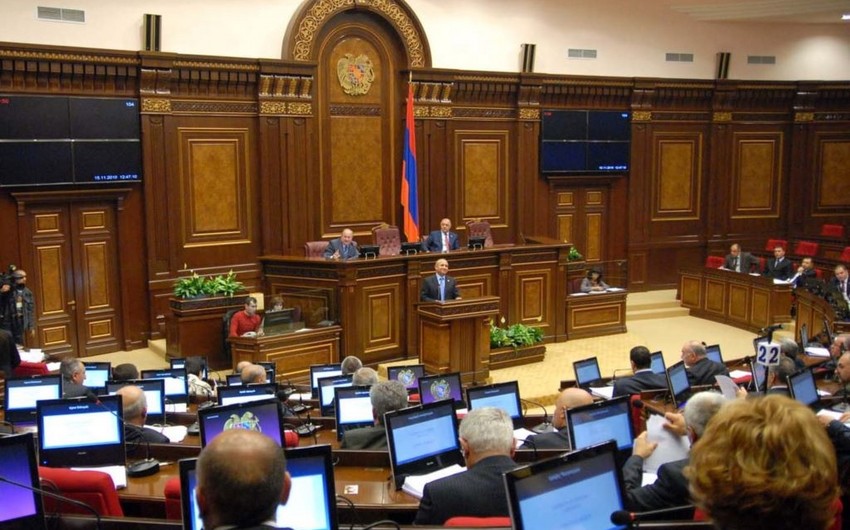 Paşinyanın partiyasından daha bir deputat istefa verdi