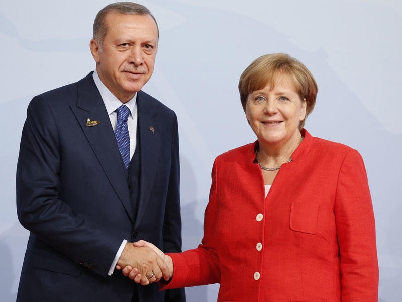 Ərdoğan cəbhədəki vəziyyəti Merkellə müzakirə etdi