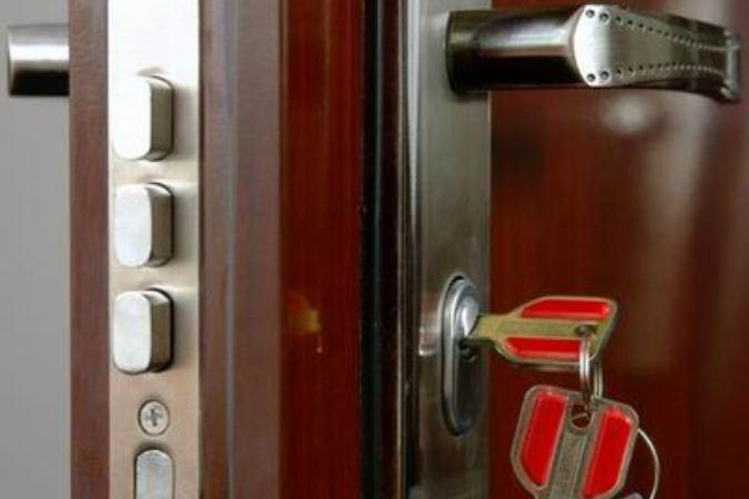 Bağlı qapı arxasında qalan iki azyaşlı xilas edildi