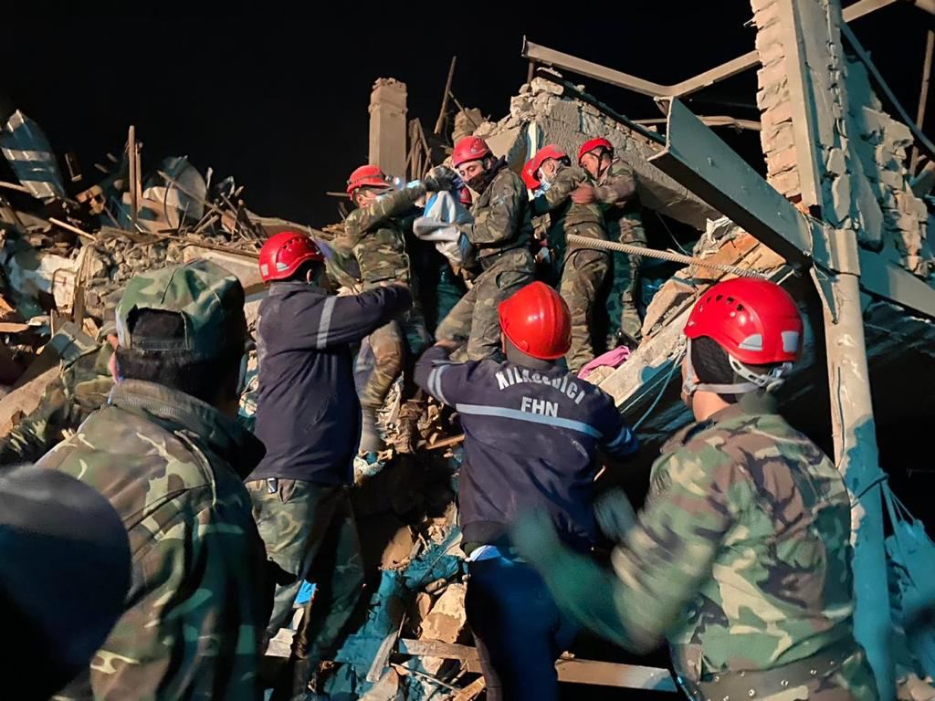 Gəncədə dağıntılar altından xəsarət alan 17 nəfər çıxarıldı - FOTO