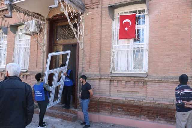 Gəncə gəncləri erməni terrorundan zərər görmüş evlərdə fəsadların aradan qaldırılmasına yardım edirlər - FOTO  
