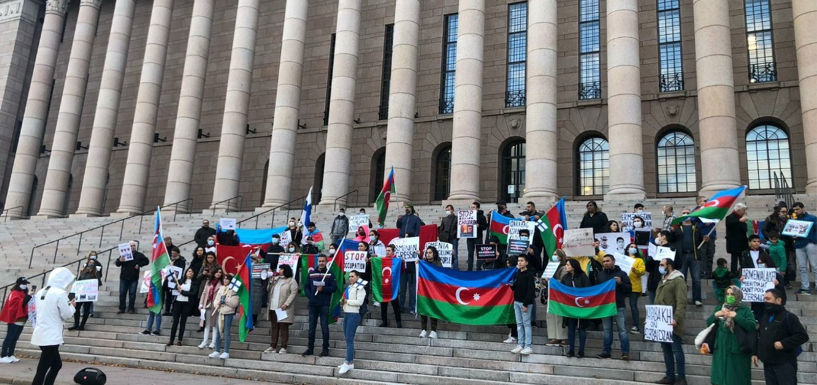Finlandiya Parlamentinin önündə Ermənistana etiraz edildi