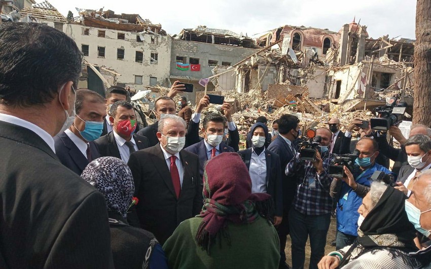 Türkiyə parlamentinin sədri Gəncə terrorundan zərərçəkmişlərlə görüşdü