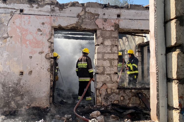 Düşmənin atdığı mərmilər mülki obyektlərdə yanğınlara səbəb oldu