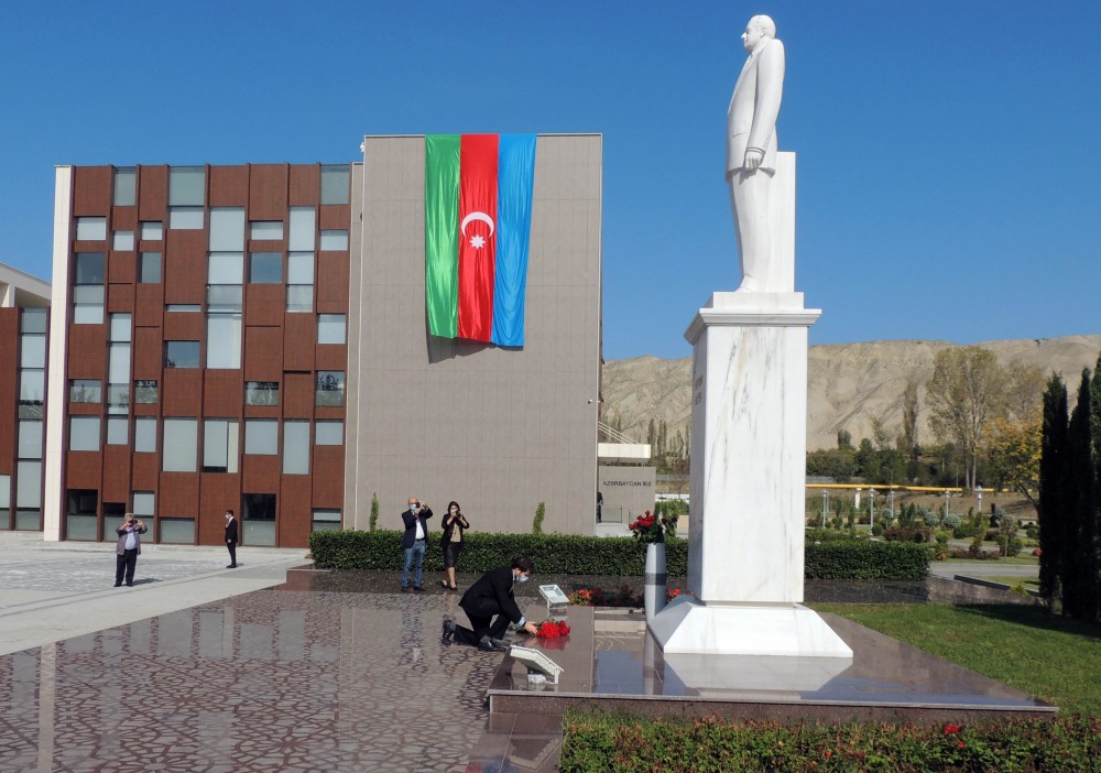 İsrailin səfiri Mingəçevirdəki elektrik stansiyasına baş çəkdi