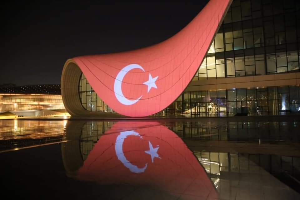 Heydər Əliyev Mərkəzinin binası üzərinə Türkiyə bayrağı proyeksiya olundu - FOTO