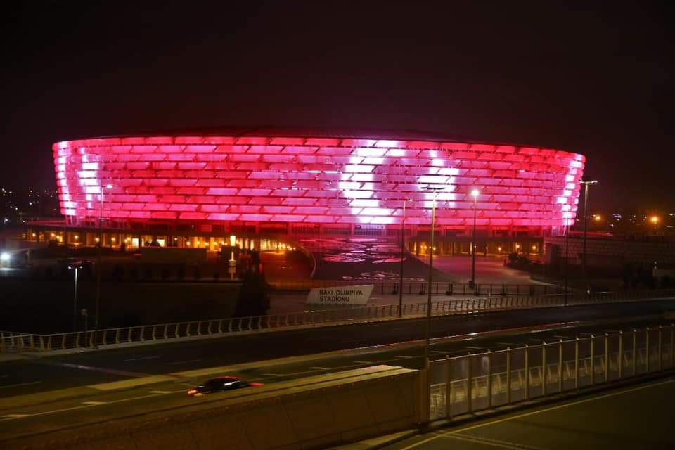 Bakı Olimpiya Stadionu da Türkiyə bayrağına “büründü” - FOTO