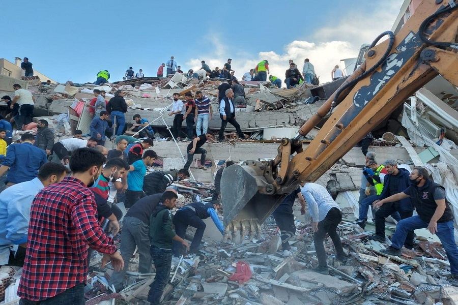 İzmirdə zəlzələ qurbanlarının sayı 105-ə çatdı