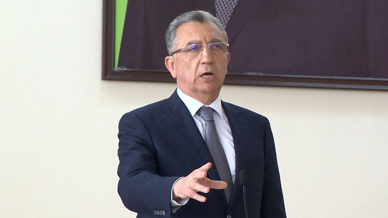 Eldar Əzizov tarixi binanın fasadını boyayan icarədar və sahibkarı cəzalandırdı - FOTO