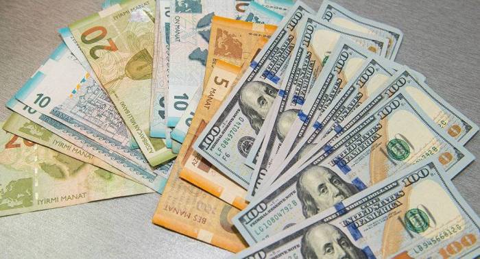 Dollar yeni günə köhnə məzənnə ilə başladı