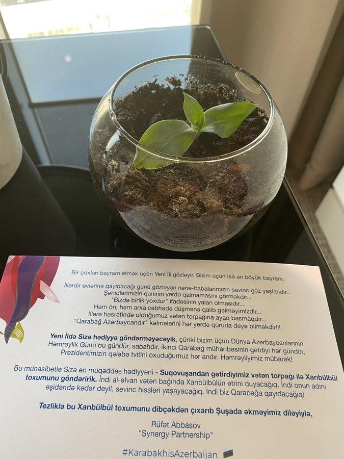 Mehriban Əliyevanın köməkçisinə Qarabağ torpağı hədiyyə edildi - FOTO
