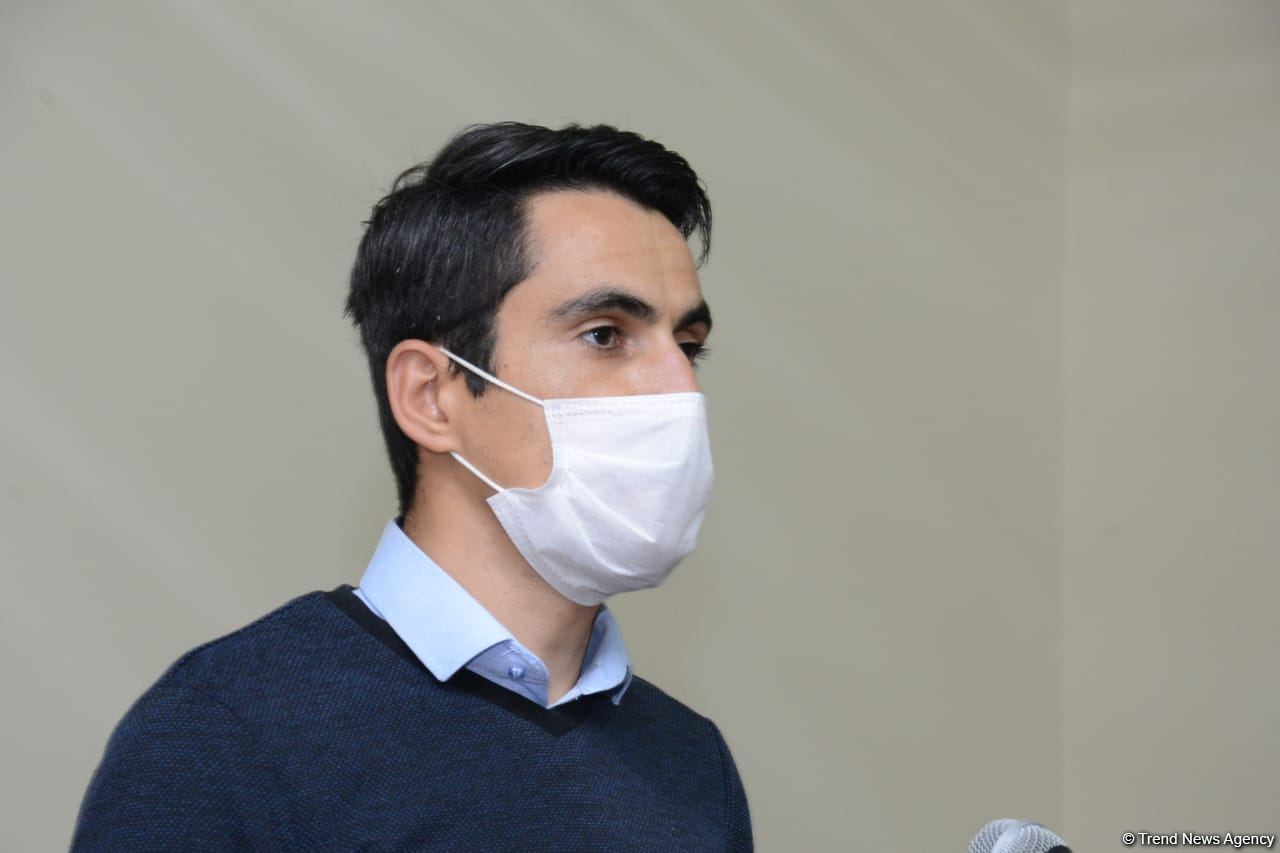 Əsir düşmüş erməni adventis Bakıdakı kilsədə dua edib - FOTO