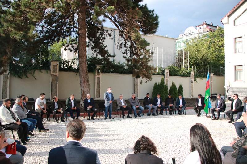 Moldovadakı azərbaycanlılar Səfirliyimizə toplaşdılar 