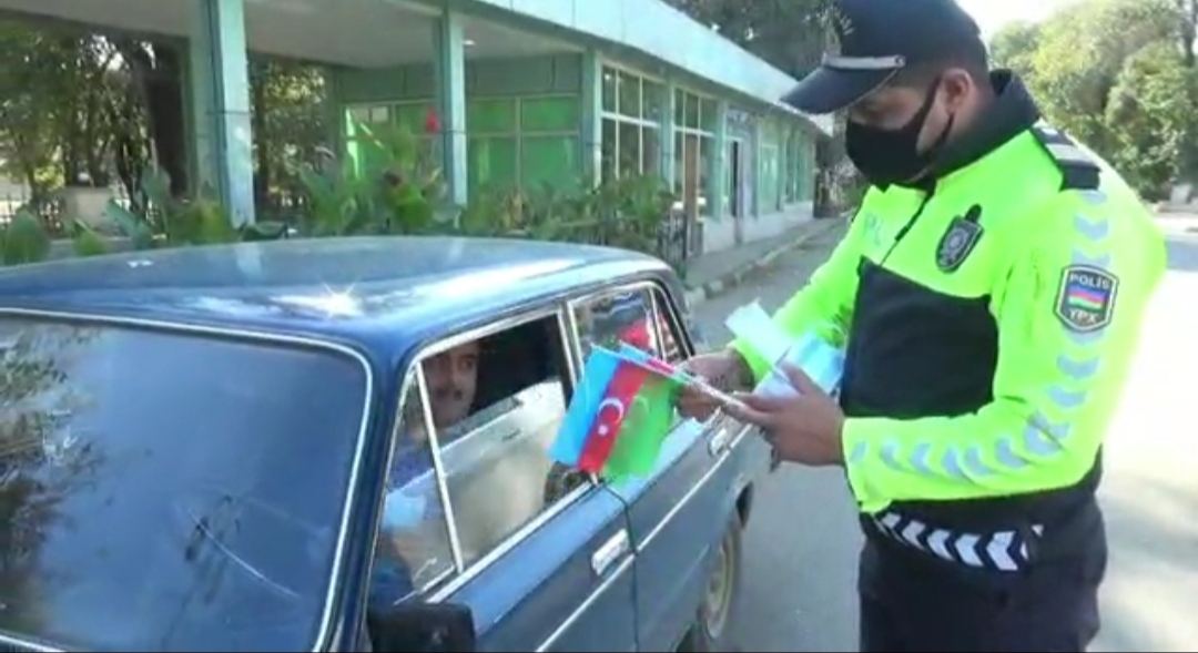 Cəlilabad polisi sürücülərə bayraq bağışladı - FOTO
