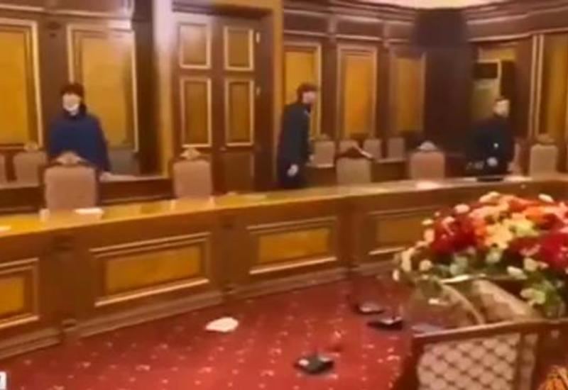 İrəvan sakinləri hökumət binasını dağıdır - VİDEO