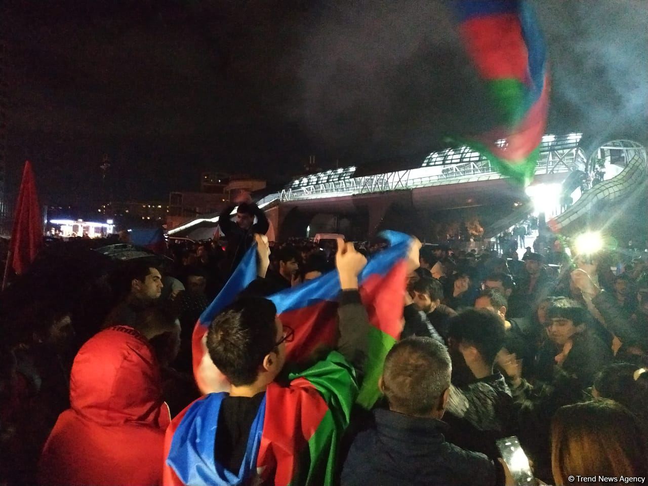 Paytaxt sakinləri tarixi Qələbəni qeyd edir - FOTO
