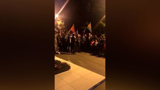Azərbaycan xalqı qələbəni Şəhidlər Xiyabanında qeyd edir - VİDEO