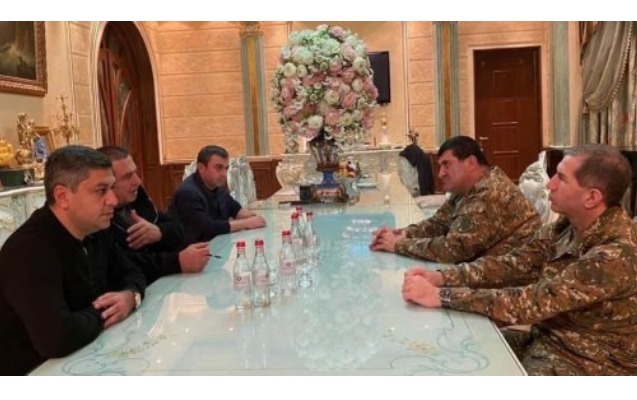 Ermənistan Baş Qərargah rəisi müxalifət partiyaların rəhbərlərilə görüşdü