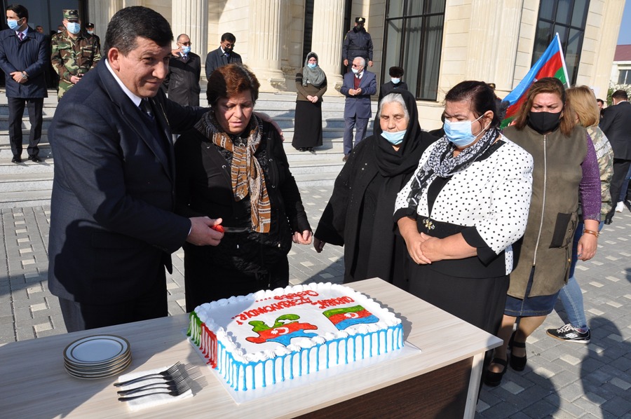 Goranboyda qarabağın azad olunması münasibətilə tort kəsdilər - FOTO