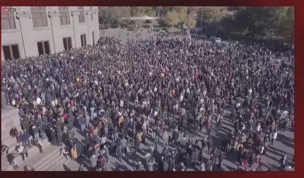 Yerevanda İZDİHAMLI MİTİNQ - “Nikol, satqın!”, “İstefa!” şüarları...