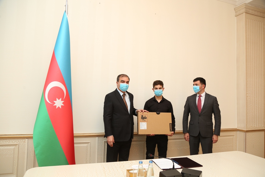 Niyazi Bayramov Prezident təqaüdünə layiq görülən məzunu təbrik edib  