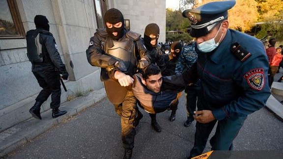 Paşinyanın istefasını tələb edən 62 nəfər SAXLANILDI