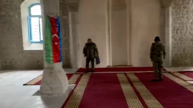 Əsgərlərimiz Şuşa məscidində namaz qılır - VİDEO