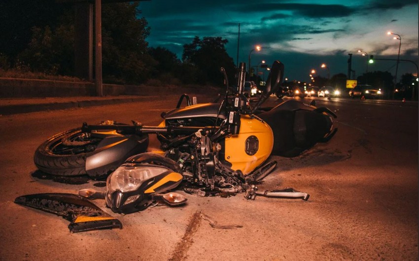 Paytaxtda motosikletlə avtomobil toqquşdu - xəsarət alan var