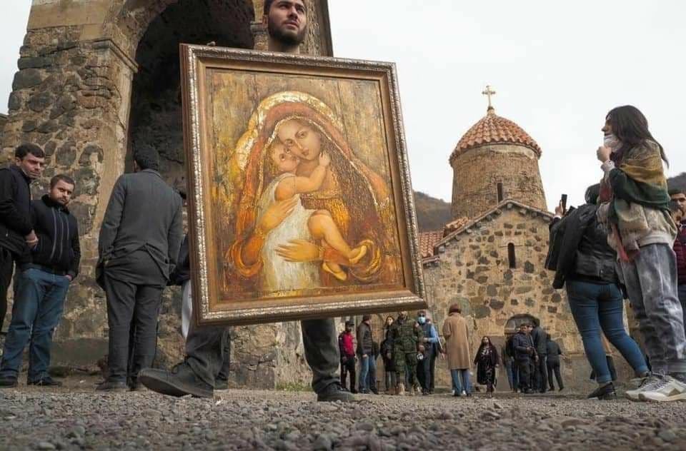 Ermənilər Kəlbəcərdəki Xudavəng monastırını söküb aparırlar - VİDEO