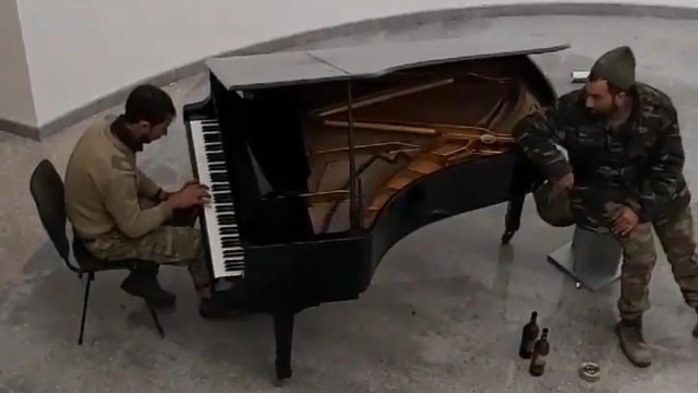 Hərbiçimiz Şuşada Üzeyir Hacıbəyovun ev-muzeyindəki pianoda ifa etdi - VİDEO