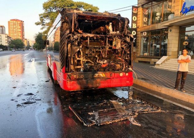 Bakıda sərnişin avtobusu yandı
