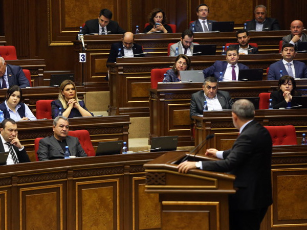 Paşinyan parlament partiyaları ilə görüşür - YENİLƏNİB