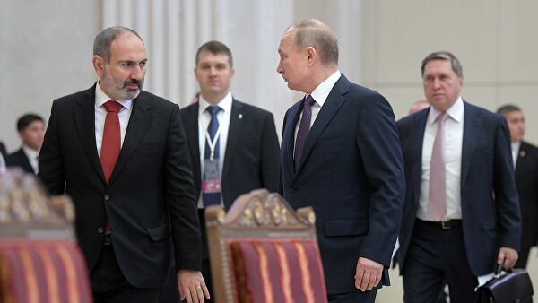 Paşinyan istefasını Putinlə müzakirə edib
