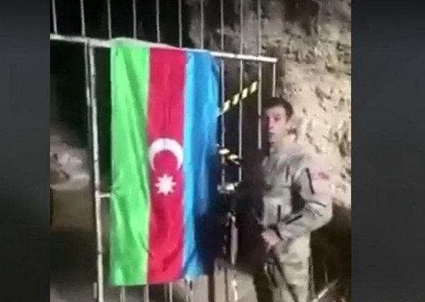 Azərbaycan əsgəri bayrağımızı Azıx mağarasına asdı - VİDEO