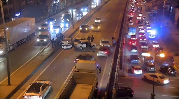 Bakıda avtomobil qəzası tıxac yaratdı