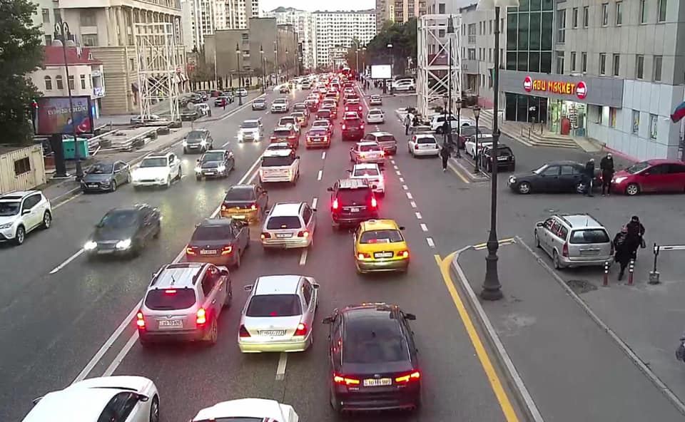Sərnişinlərin və sürücülərin nəzərinə - Bu küçə və prospektlərdə sıxlıq var