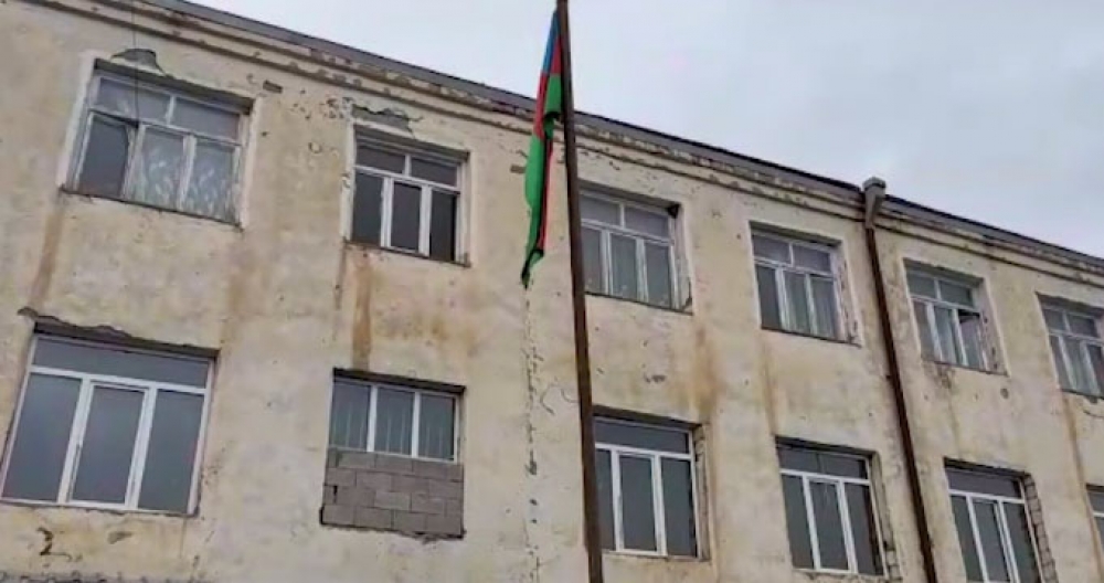 Əsgərlərimiz Gülablıda bayraq qaldırdı - FOTO