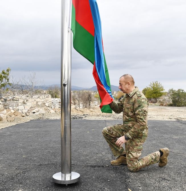 Prezident Ağdamda Azərbaycan bayrağını qaldırdı - FOTO